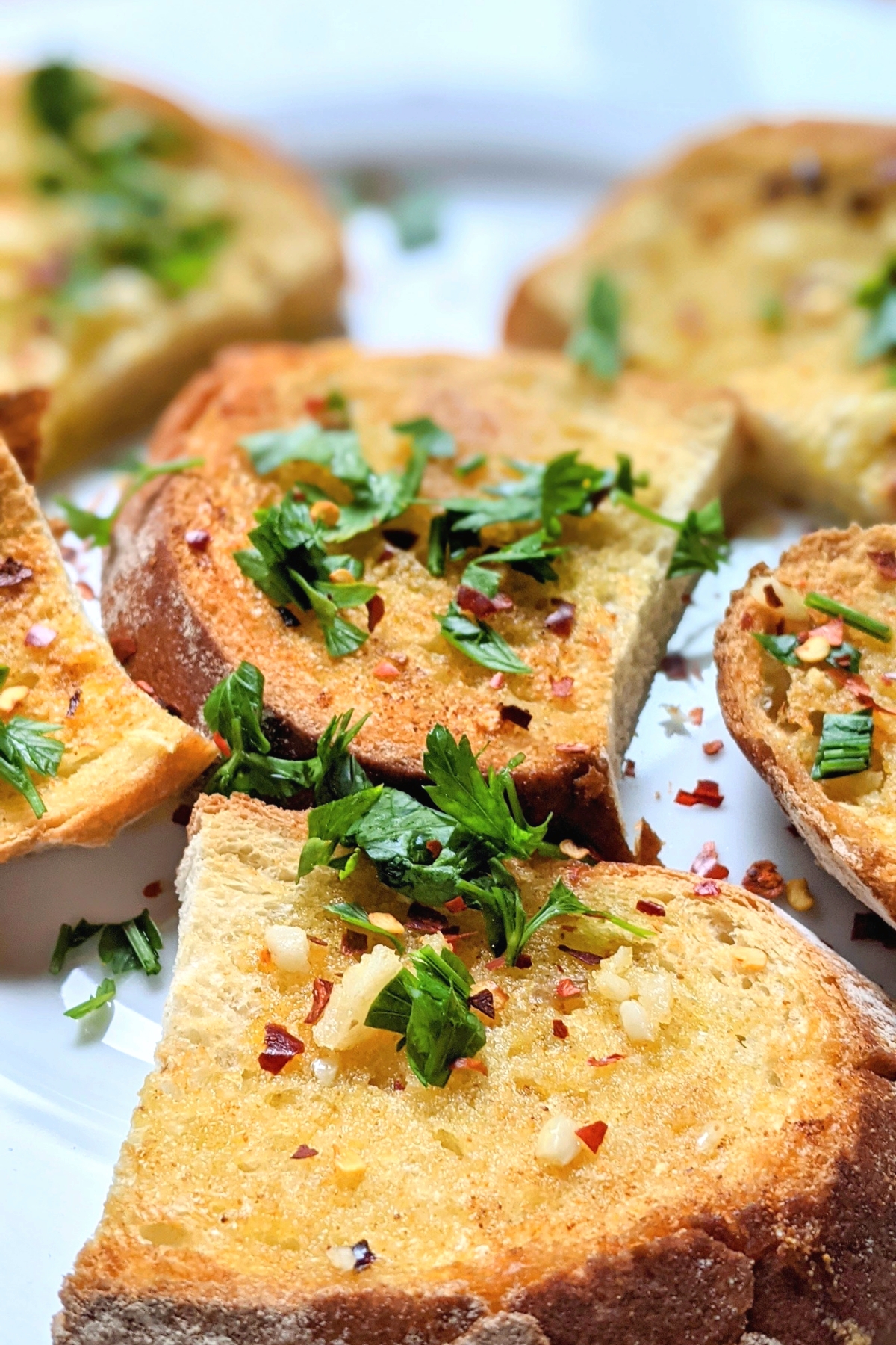 low sodium side dishes healthy garlic bread with no salt fresh garlic and parsley on garlic bread with chili flakes on a plate