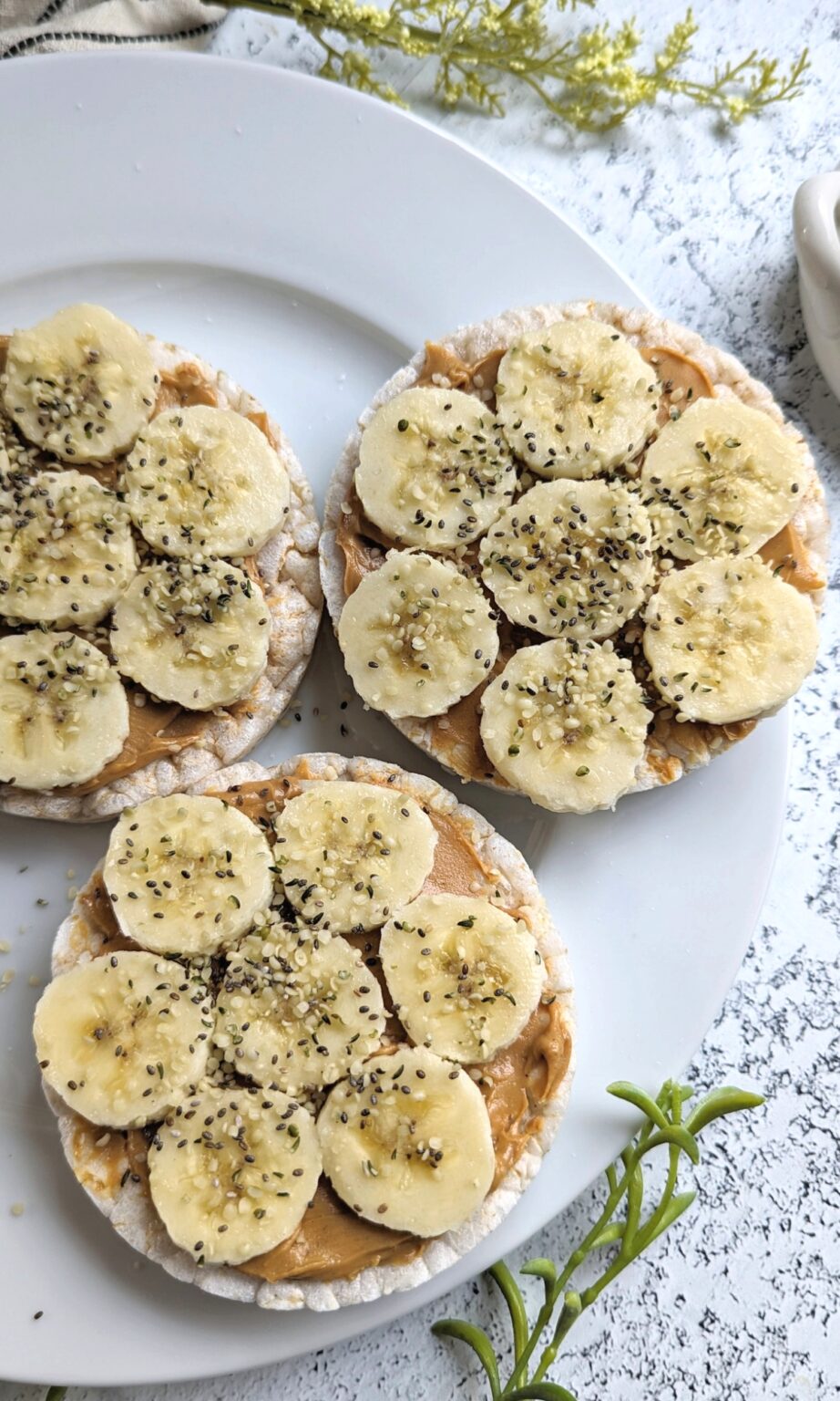 Rice Cakes with Peanut Butter and Banana