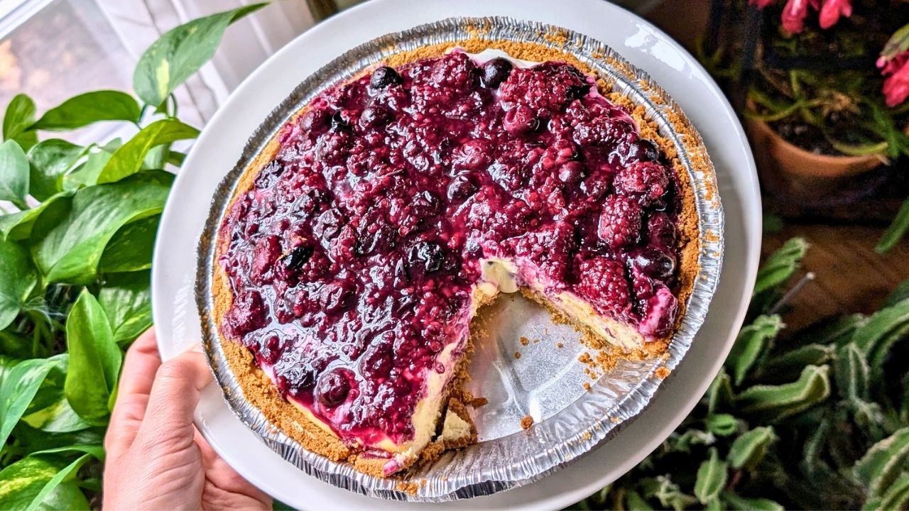 low sodium berry cheesecake with cream cheese and blueberry and blackberry toppings